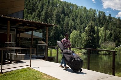 3048b1 20140714 a double bassist leaves rehearsal