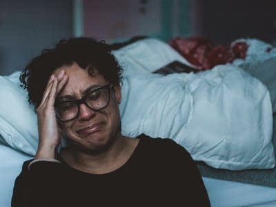 Dde2a3 20190529 a woman cries beside her bed
