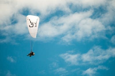 52e152 20140716 fred child paraglides