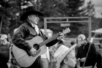 E73d09 20140715 singing rodeo cowboy