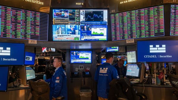Global investors continue dumping bonds