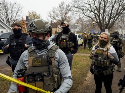 Another federal agent operation in St. Paul draws large crowds of protesters