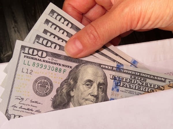 President Donald Trump has proposed sending out $2,000 tariff dividends, but his plan faces legal obstacles.