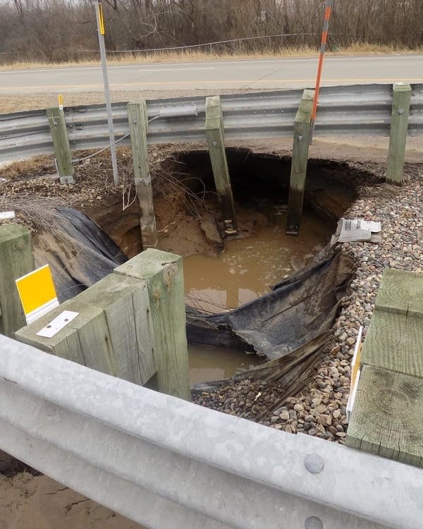 e80ff3-20171203-a-sinkhole-on-