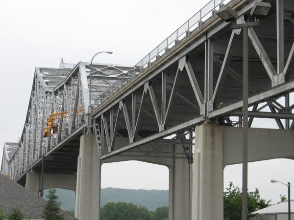 Minn. officials to replace 11 major bridges by 2018