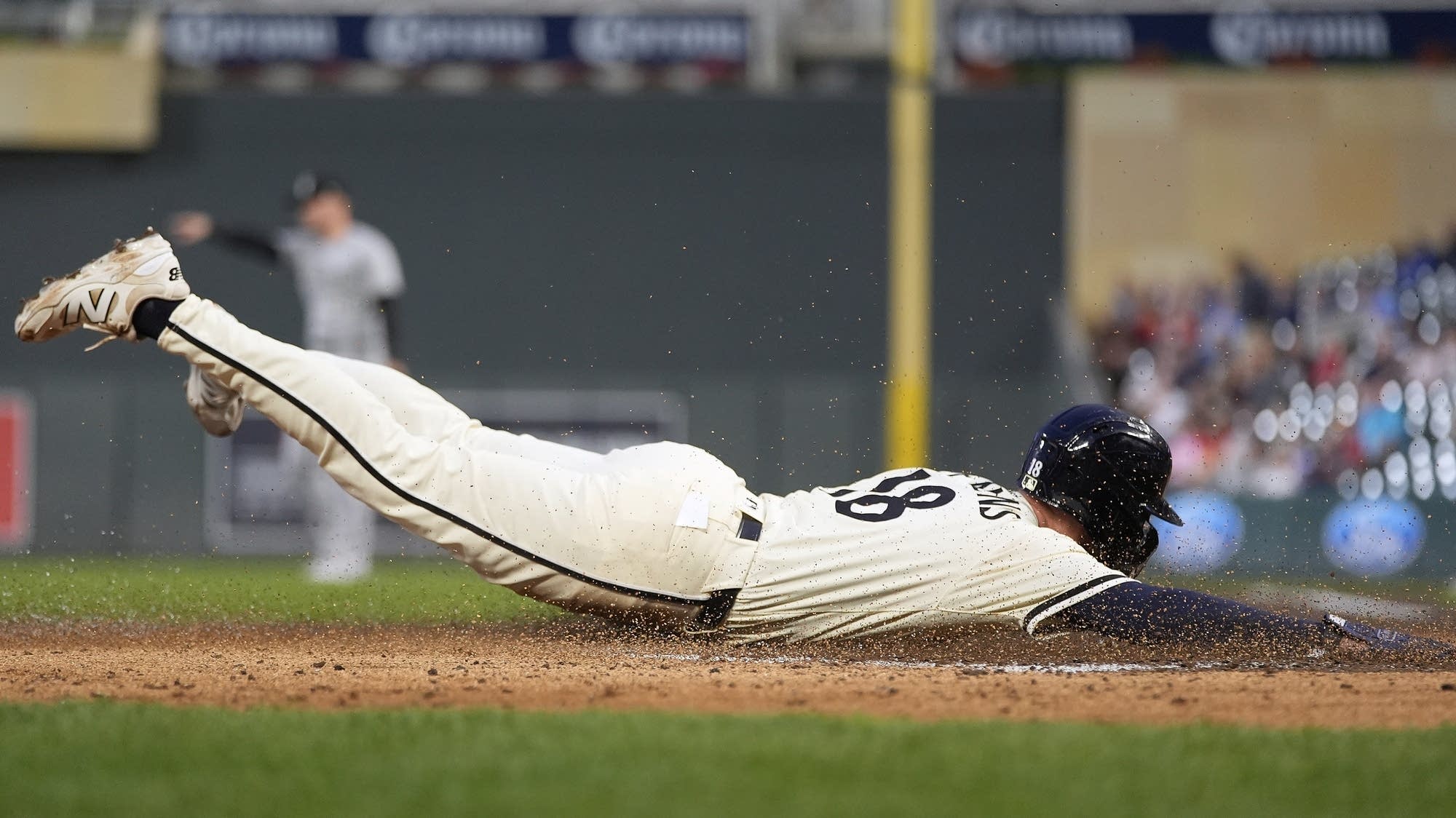 Benintendi’s two-HR, four-hit day propels White Sox past Twins