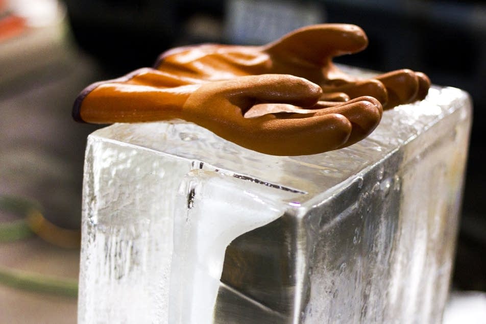Gloves rest ice