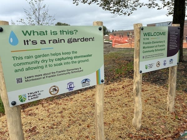 罗切斯特（Rochester）的富兰克林小学（Franklin Primary）增加了一个雨园，以帮助吸收雨水并防止露台被淹没。 