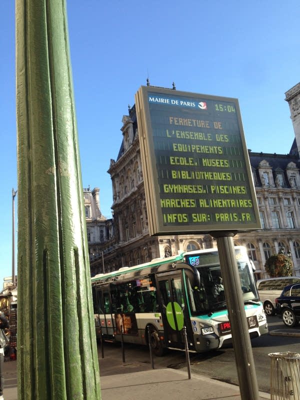 Paris transit closure sign