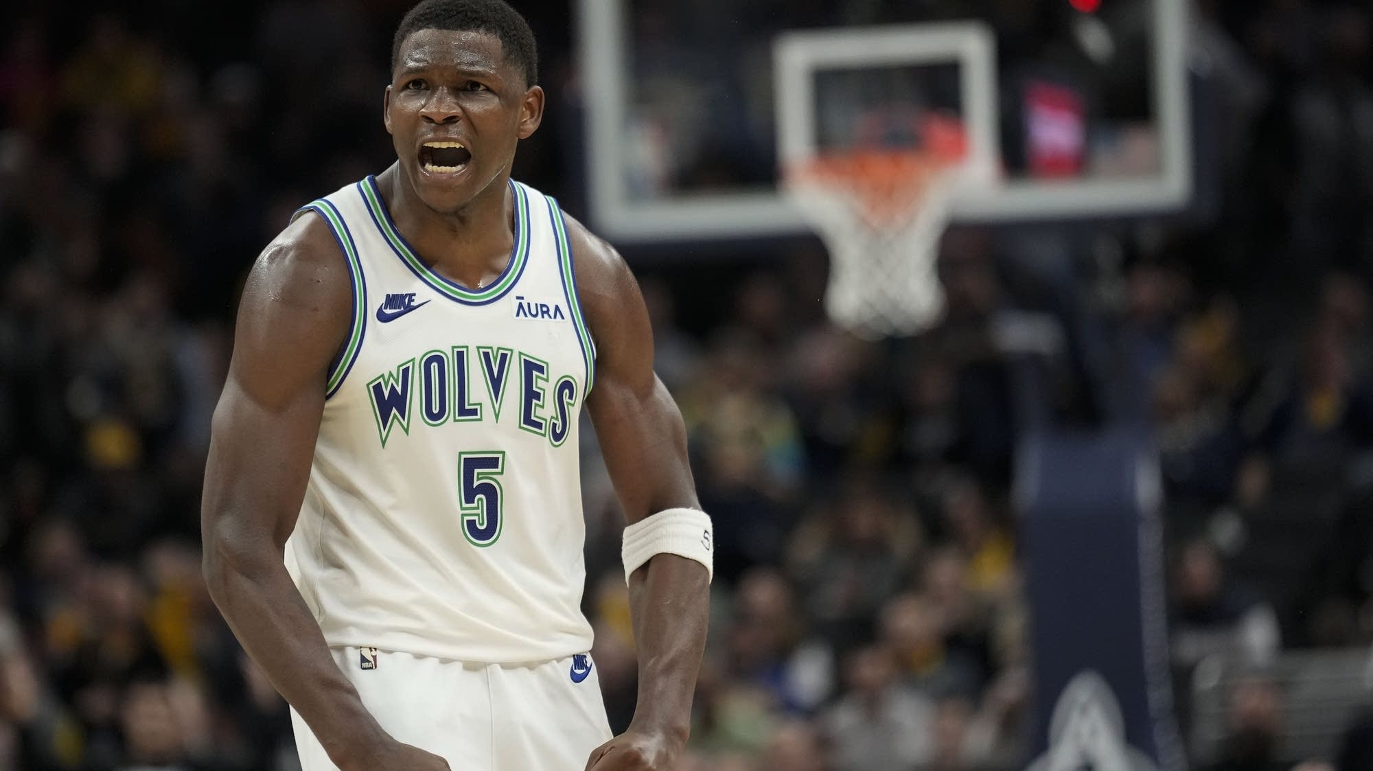 Anthony Edwards scores 44, has spectacular last-second block
