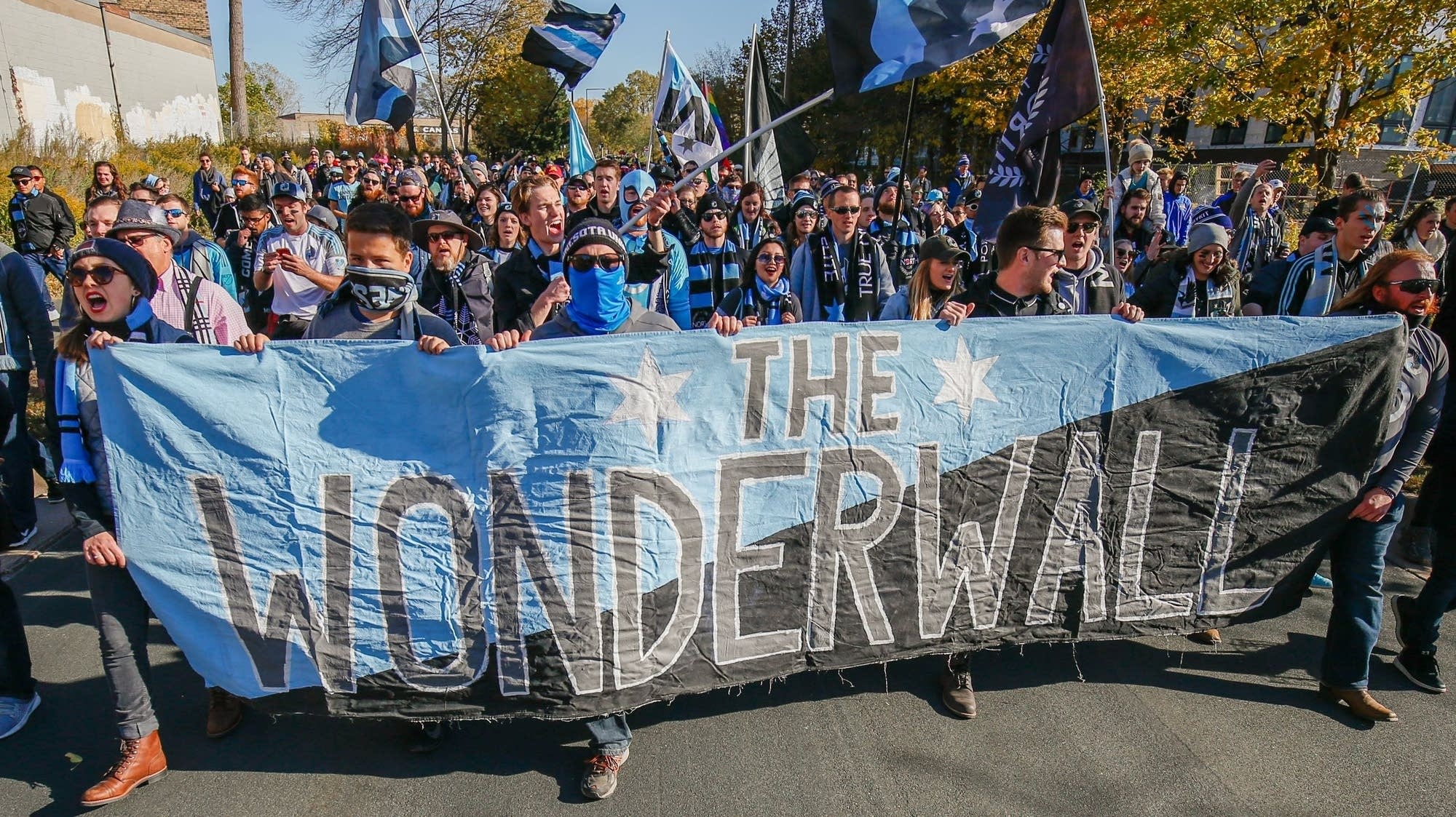 'Behind the Loon:Wonderwall'