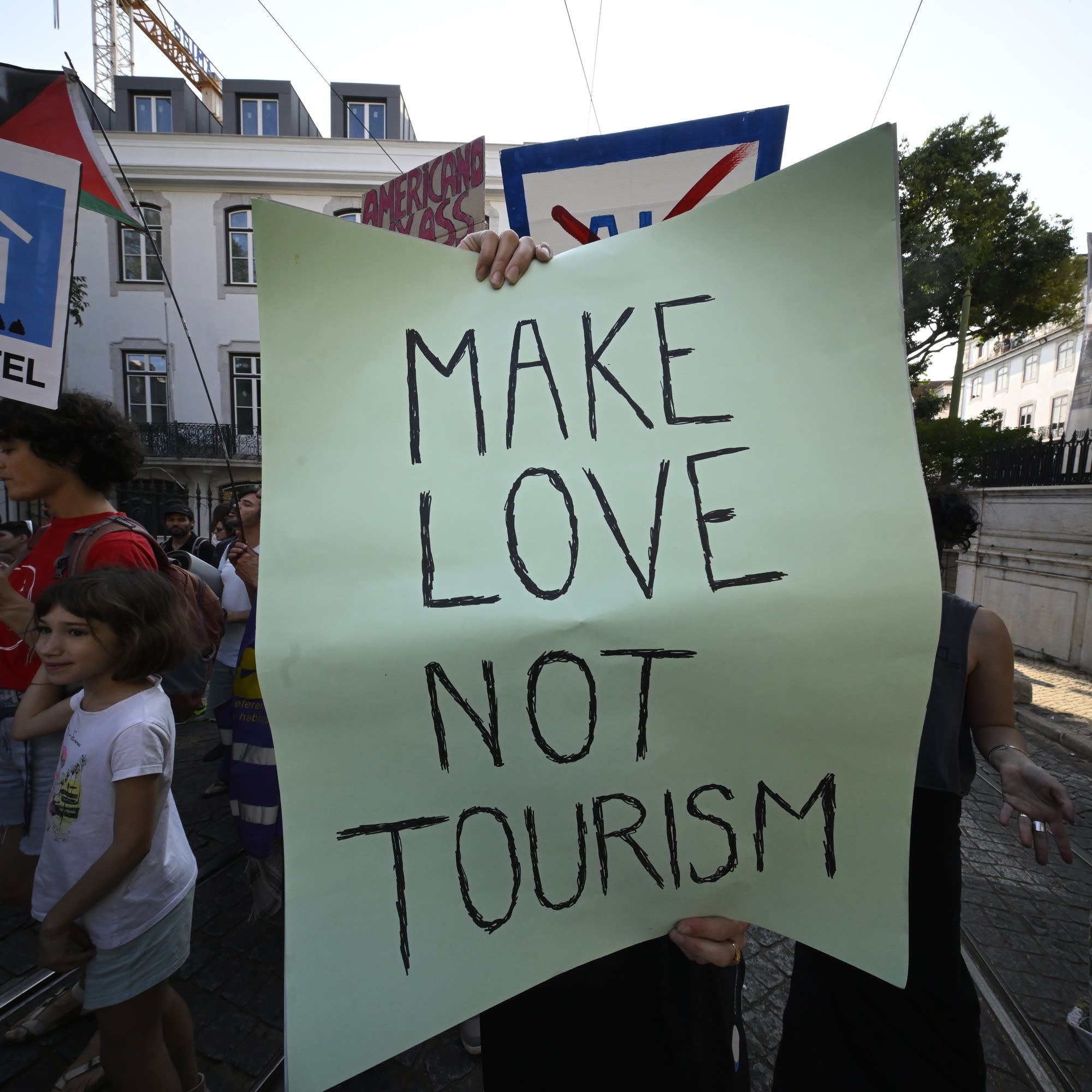 cover of episode Is it possible to be a "good tourist"?