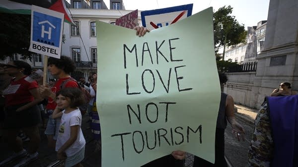 Is it possible to be a "good tourist"?