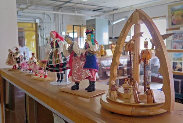 Carved wood and dolls in traditional dress