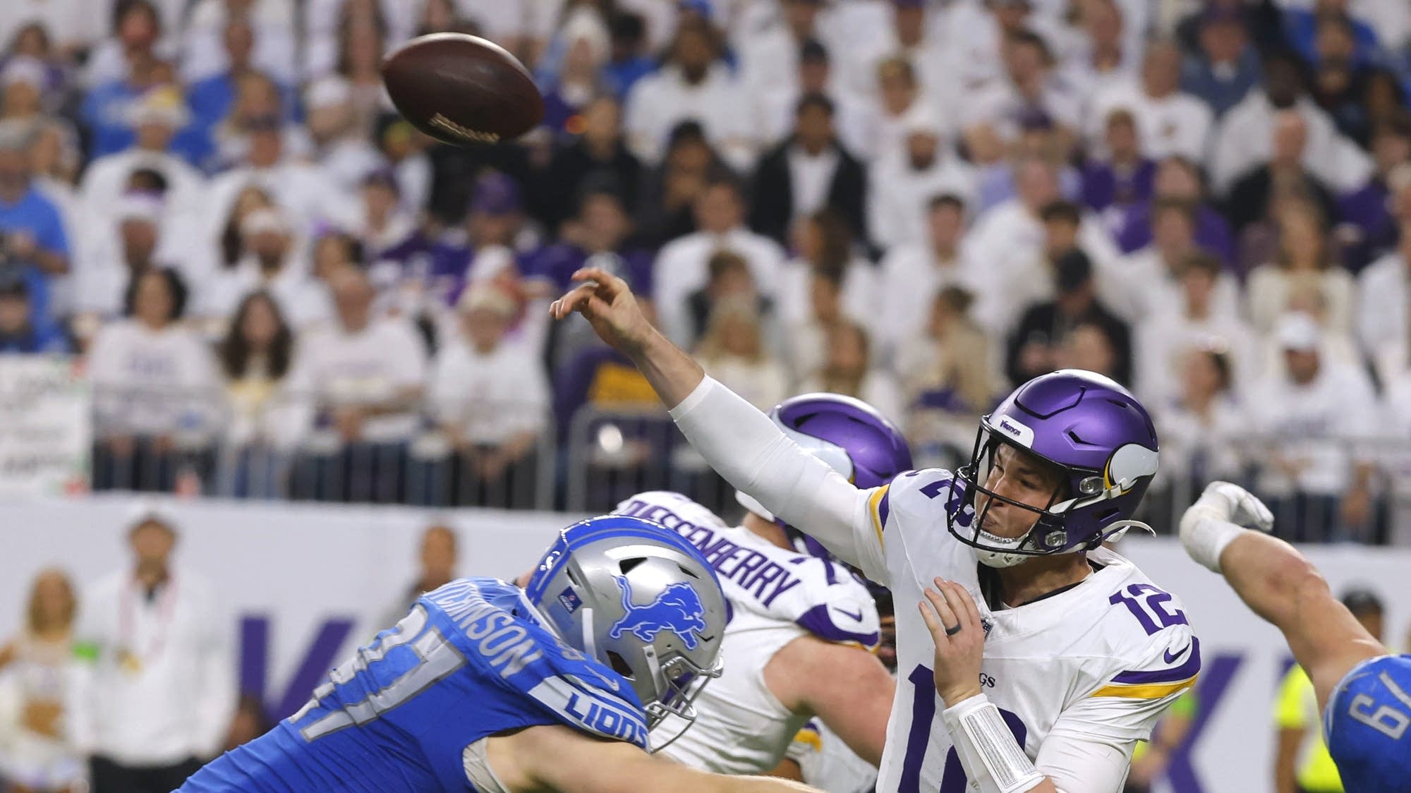 Lions hang on to beat Vikings 30-24 for 1st division title since 1993 - Vimarsana News
