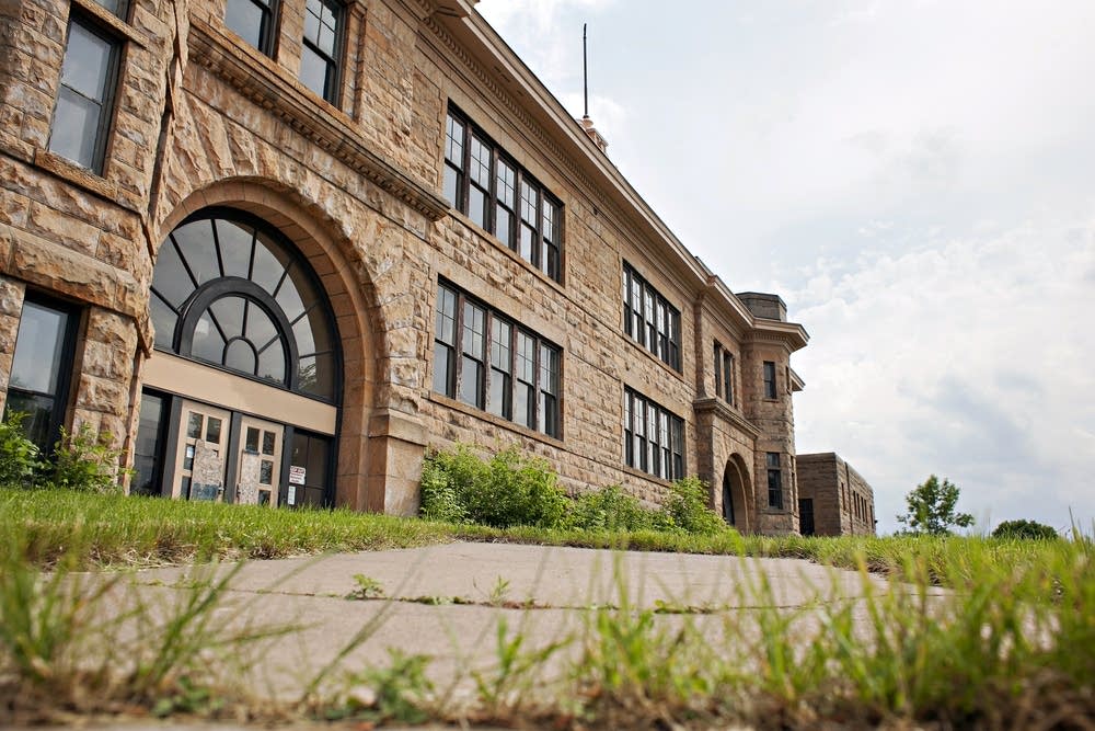 Sandstone School; closed and boarded