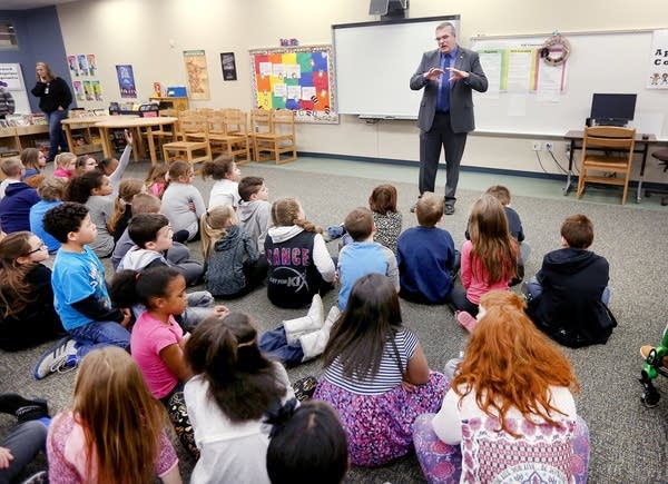 Sen. Erik Simonson speaks to the third graders in Duluth.