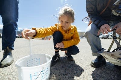 A child touches glass beads