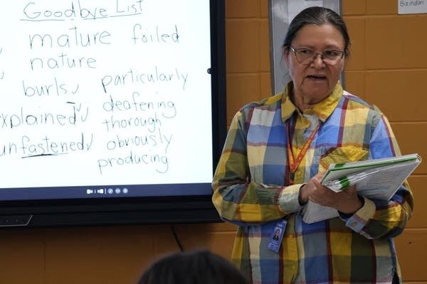 Bug-O-Nay-Ge-Shig teacher works with students using Direct Instruction
