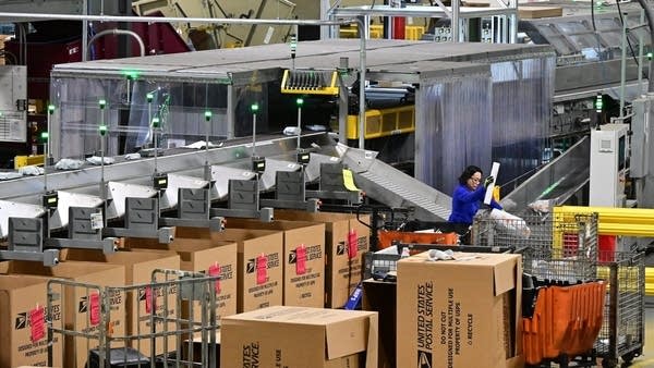 U.S. exports rise as imports fall