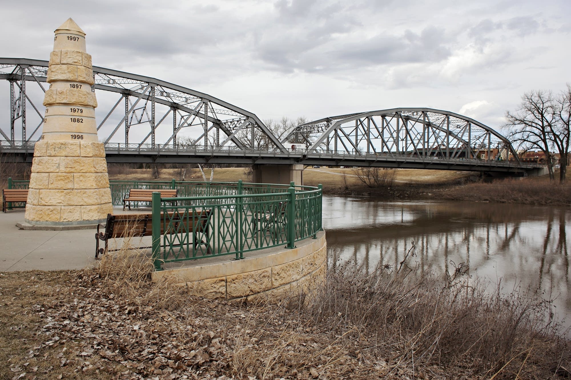 This memorial commemorates the 1997 flood and other high-water events