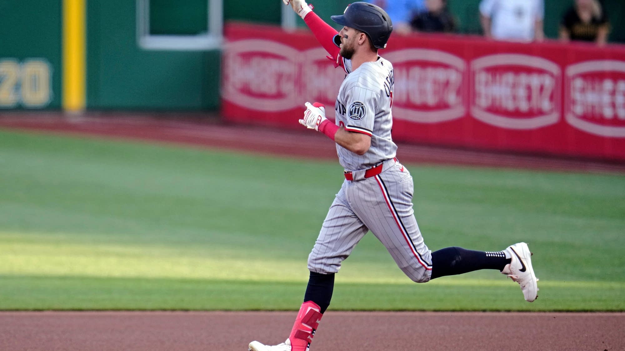 Reynolds hits 2-run homer in 9th to lift the Pirates past the Twins, 6-5