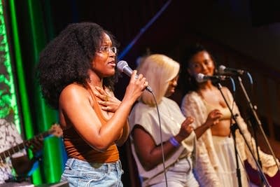 se'anna on da mic and her band performing on stage