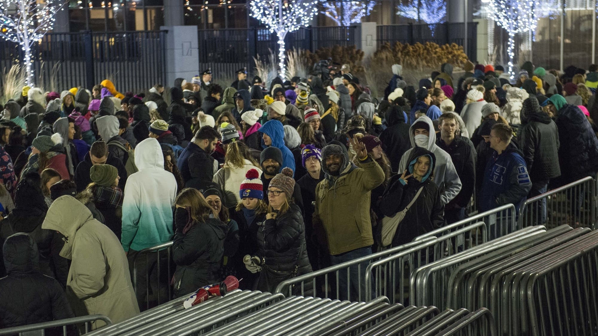 On Black Friday, thousands of shoppers pumped for holiday deals at MOA