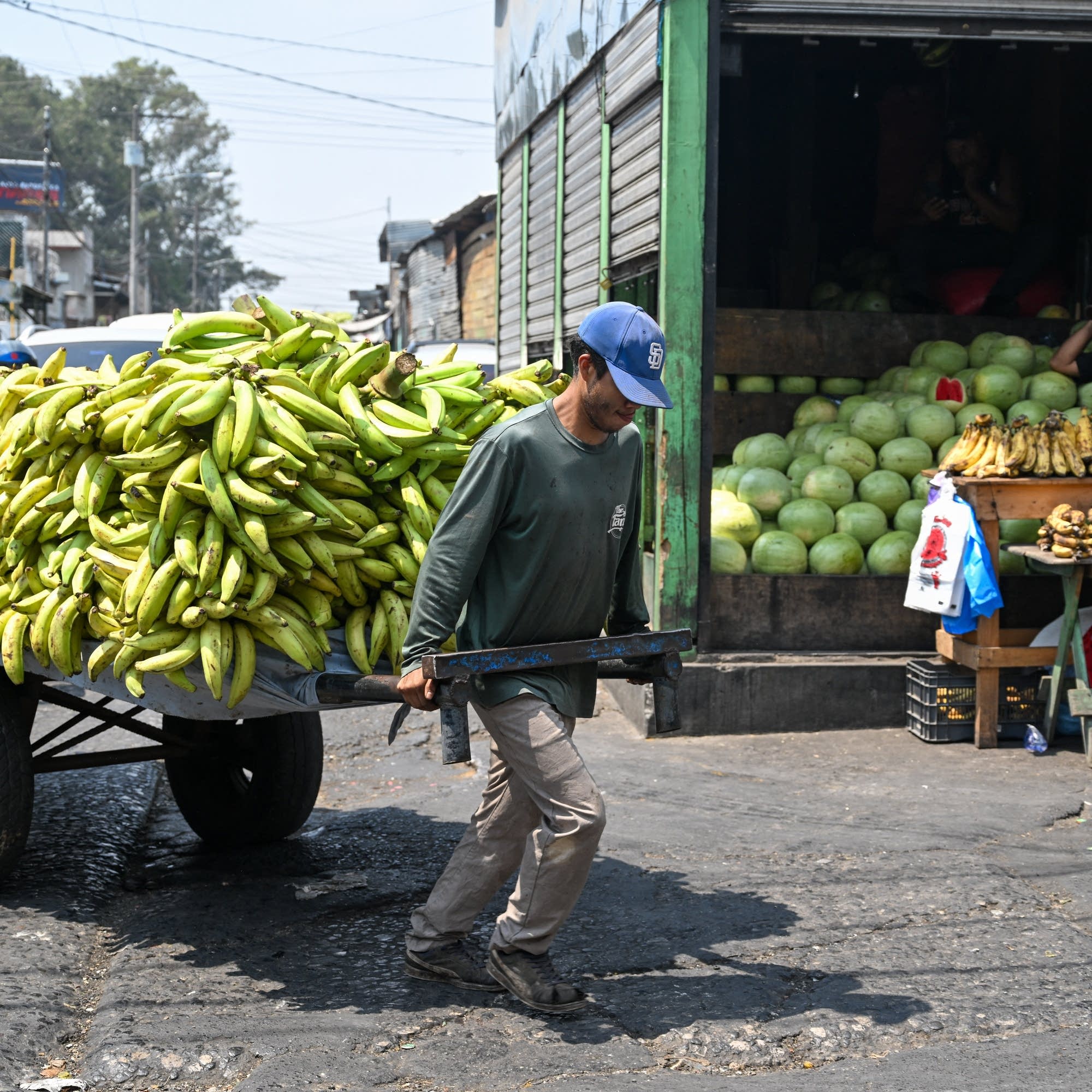 U.S. to ease tariffs on coffee and bananas