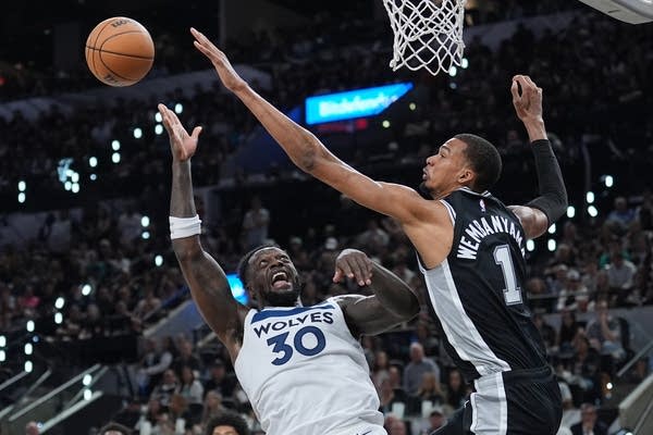 Julius Randle drives to the basket against Spurs
