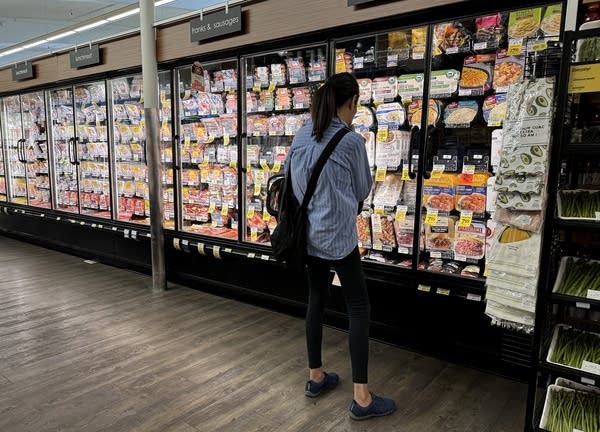 Consumers snap shut their wallets