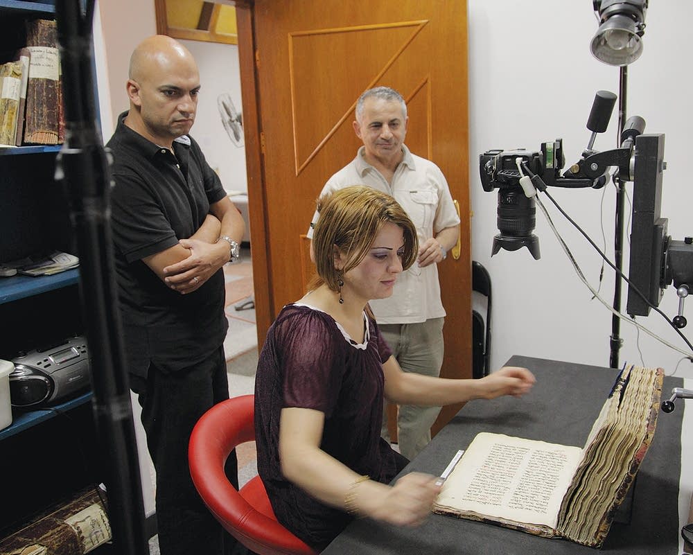 Photographing manuscripts
