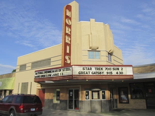 Morris theater-goers band together to save local cinema