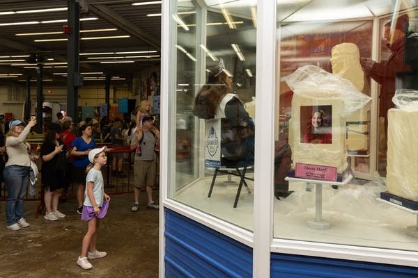 princess kay looking at butter sculpture 