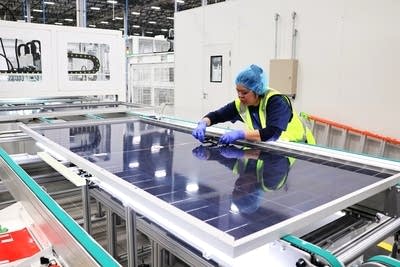 Report: Minnesota saw strong growth in clean energy jobs last year, but slowdown expected