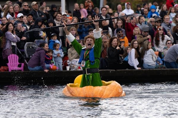 6ce164-20251021-pumpkin-regatta04-600 Giant floating pumpkin races attract large crowds to the annual event in Oregon