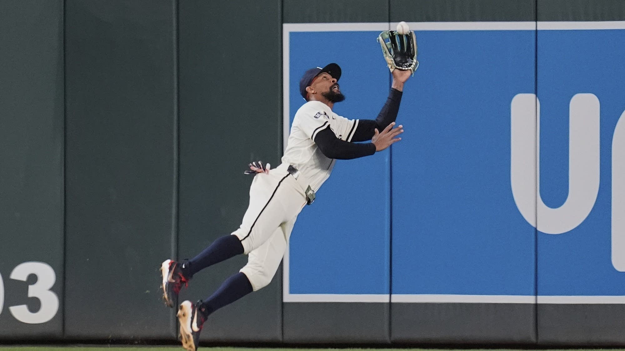 Byron Buxton's diving catch in the 9th inning seals the Twins' 4-2 win over the struggling White Sox