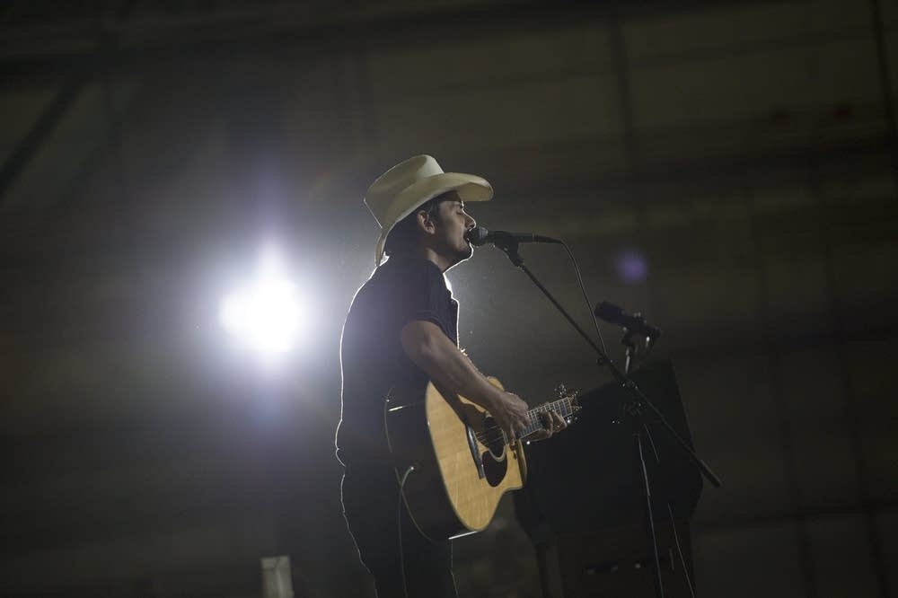 Brad Paisley sings to US troops