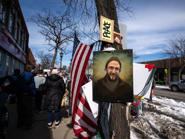 A portrait commemorating Alex Pretti