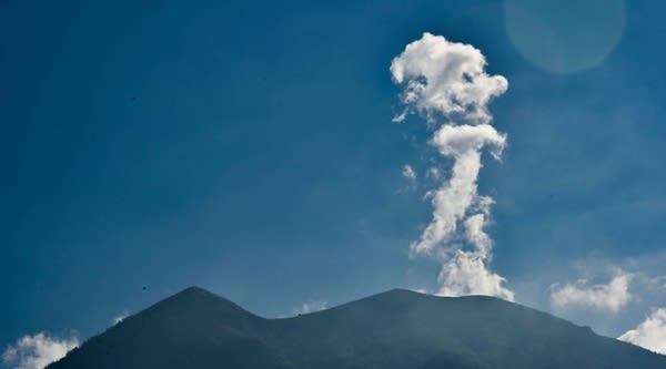 11/27/2017: Tourists trapped by Bali volcano