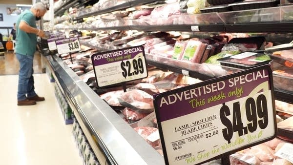 Americans are giving the economy mixed reviews