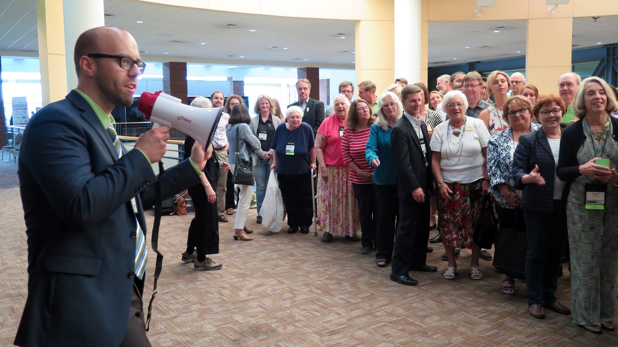 Dan Thiede organizes photo of city officials.