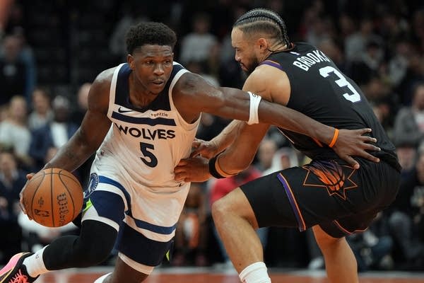 Wolves collapse as Suns erase 8-point lead in final minute
