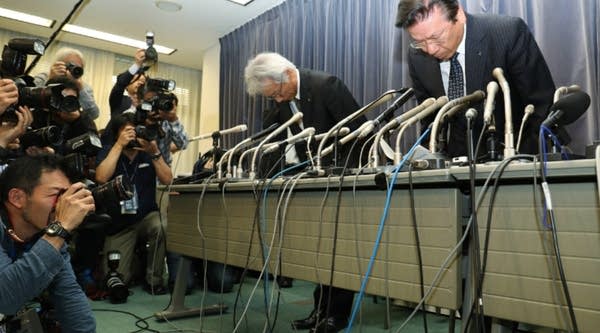 Mitsubishi Motors president and COO Tetsuo Aikawa (R) and vice president Ryugo Nakao (L) bow at the end of their press conference in Tokyo on Wednesday. The Japanese automaker admitted it manipulated pollution data in more than 600,000 vehicles.