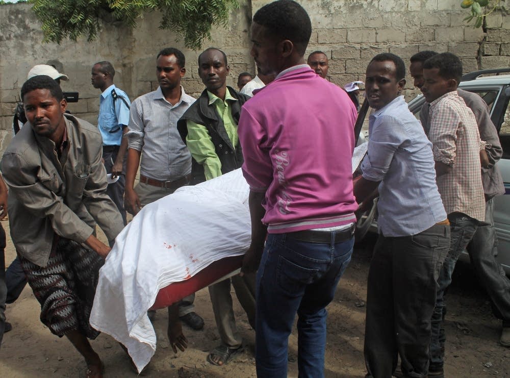 Somalis carry the body of Saado Ali Warsame