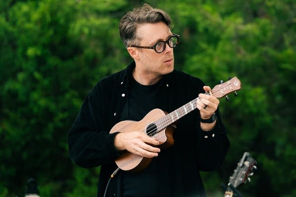 jeremy messersmith performing at the currents happy hour at surly brewing