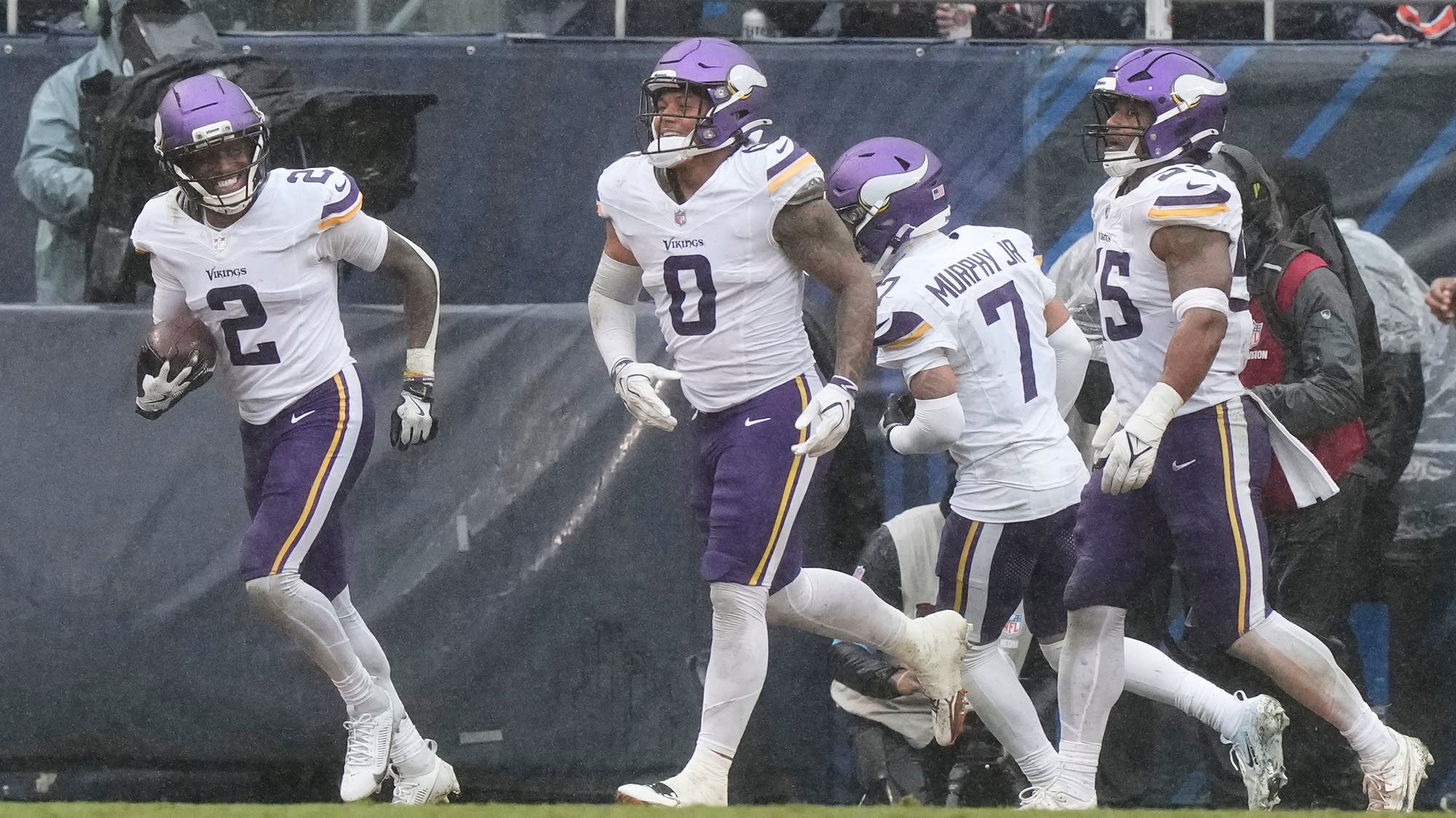Minnesota Vikings shut down the Chicago Bears for a 9-3 win in the rain
