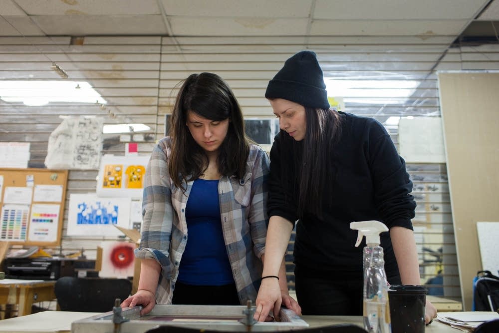 A screen printing apprentice