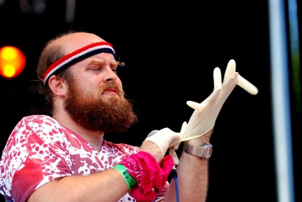 Tim Harrington of Les Savy Fav putting on a rubber glove at Pitchfork 2008