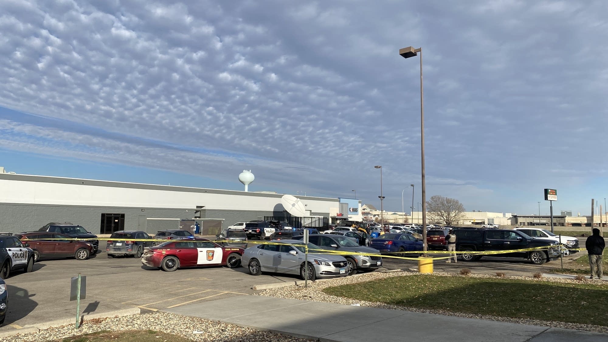 Law enforcement in standoff with armed man outside Rochester shopping complex - Vimarsana News